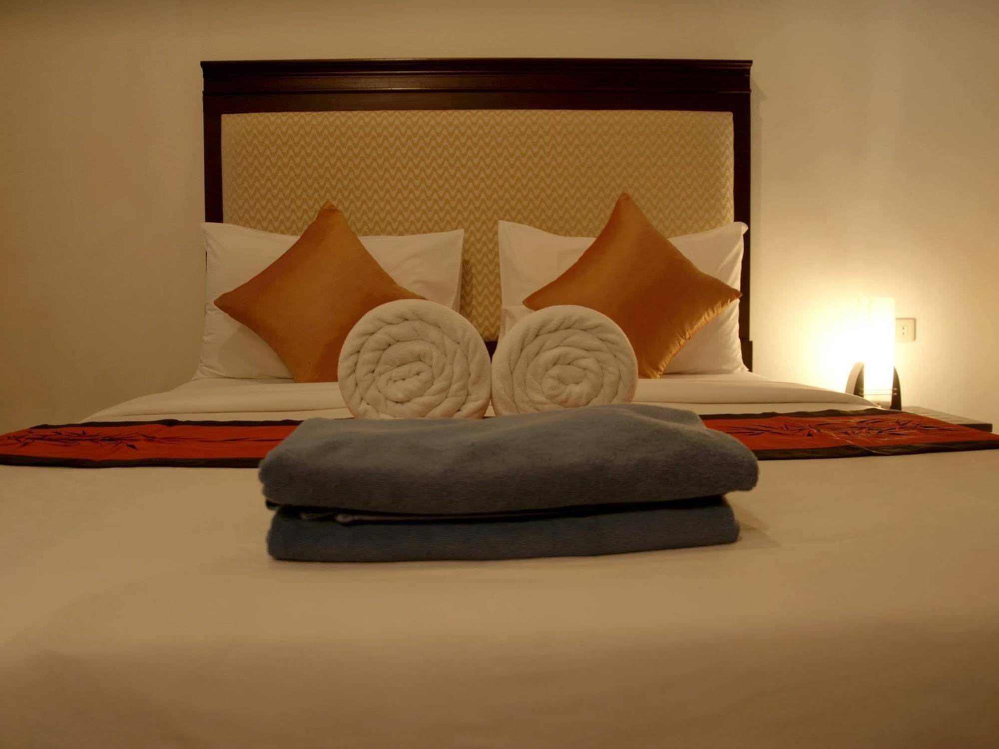 Washington Residence Phuket Buitenkant foto